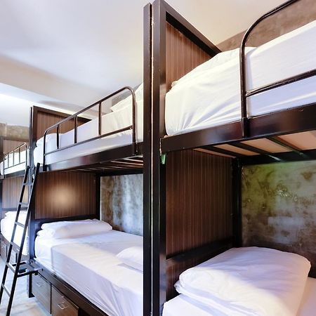 Revolution Hostel Asoke Bangkok Eksteriør bilde